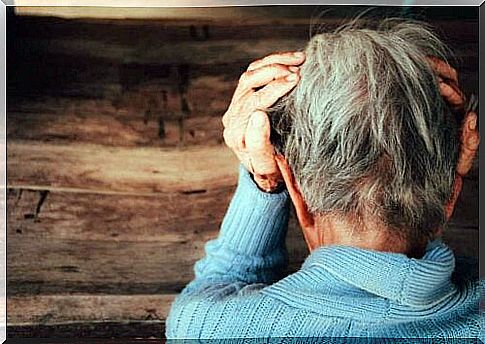 Person with his back to the camera and hands on his head