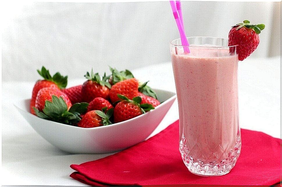 Strawberries, orange and yogurt smoothie