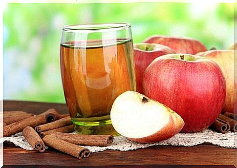 Juice with apple, lemon and cinnamon can cleanse the liver