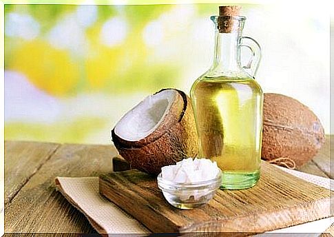 Coconut oil can clear the dark circles under the eyes