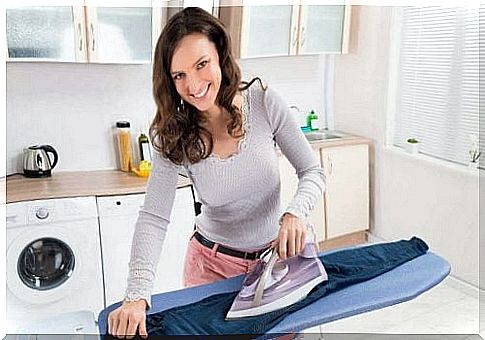 A woman uses aluminum foil for ironing - uses of aluminum foil