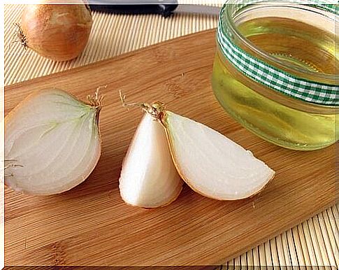 Onions on a lard board.