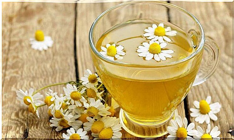 Chamomile tea - cleanse your liver while you sleep