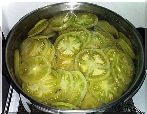 Green tomatoes in pan.