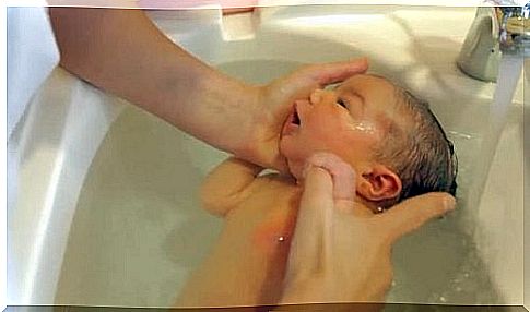 How to bathe a newborn