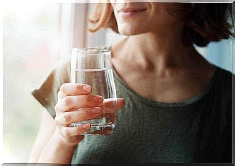 A woman who drinks a glass of water drinks Danish water every day