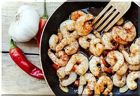 Shrimp are fried in a pan