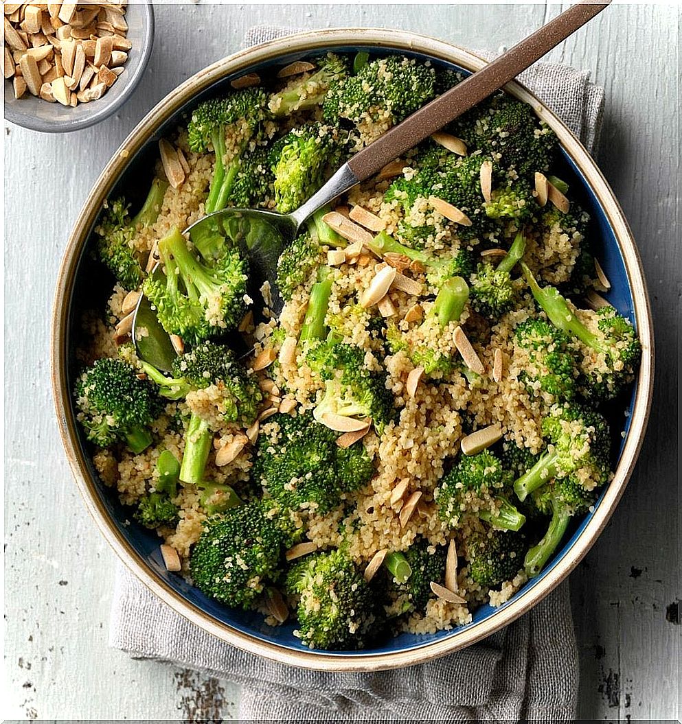 Salad with broccoli and couscous: A light, healthy recipe