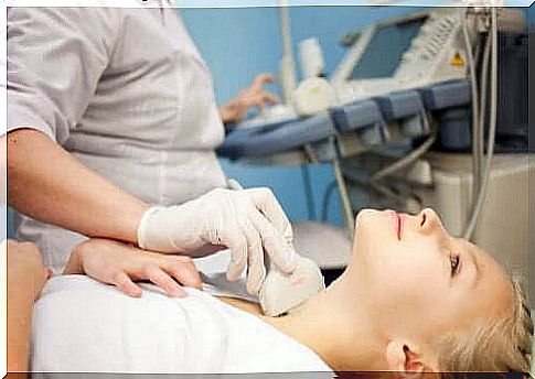 Woman gets her thyroid scanned