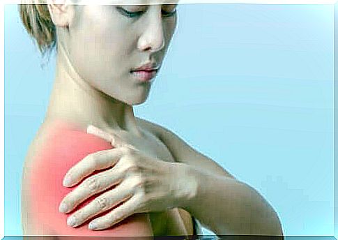 Woman with tendonitis in the shoulder