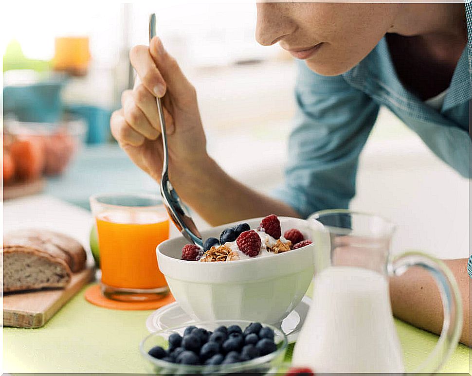 Woman eating a healthy breakfast