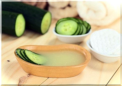 Tighten the skin with cucumber